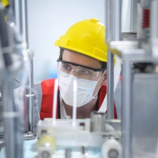 NHÂN VIÊN QC TẠI XƯỞNG